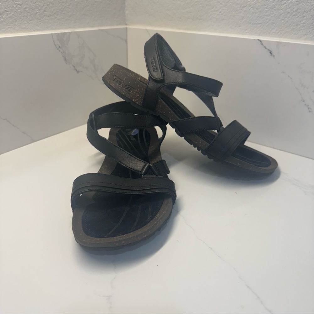 Women's 7.5M Teva Cabrillo Crossover Black Leather Low Wedge Sandals Gladiator